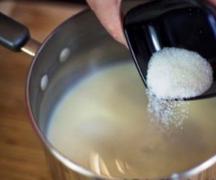 Лучшие рецепты и секреты приготовления манной каши на молоке без комочков